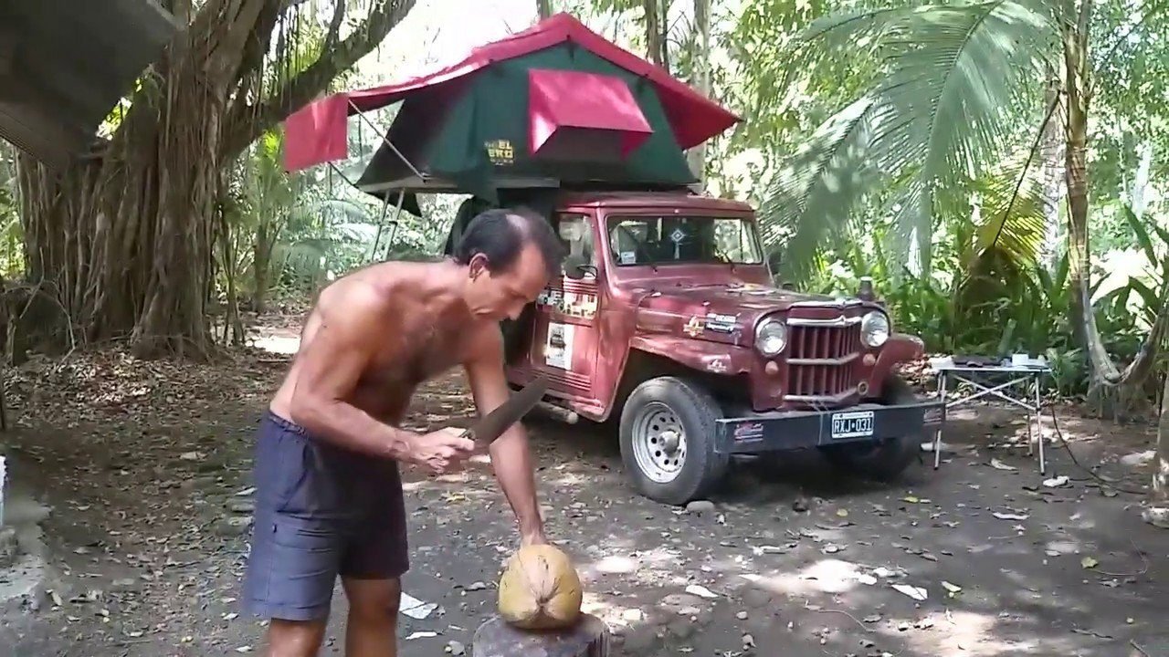 Abriendo un coco