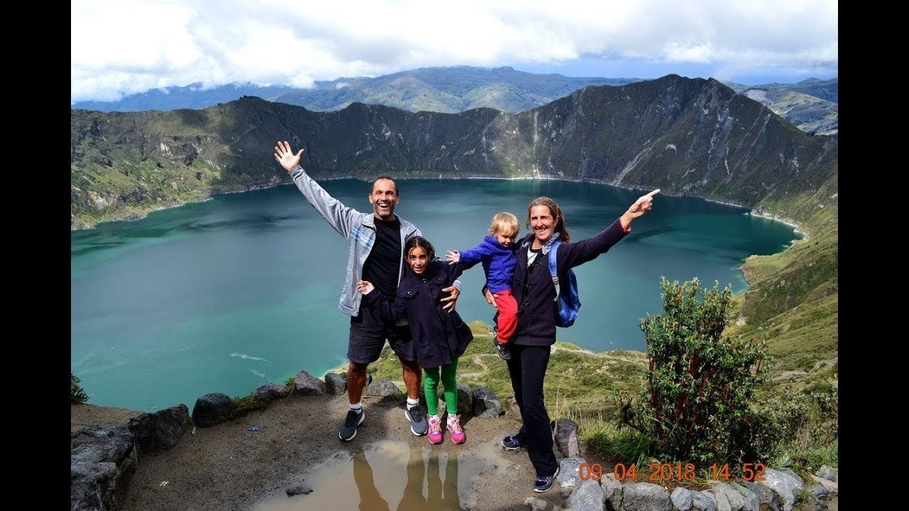 La familia en la laguna Quilotoa, Ecuador